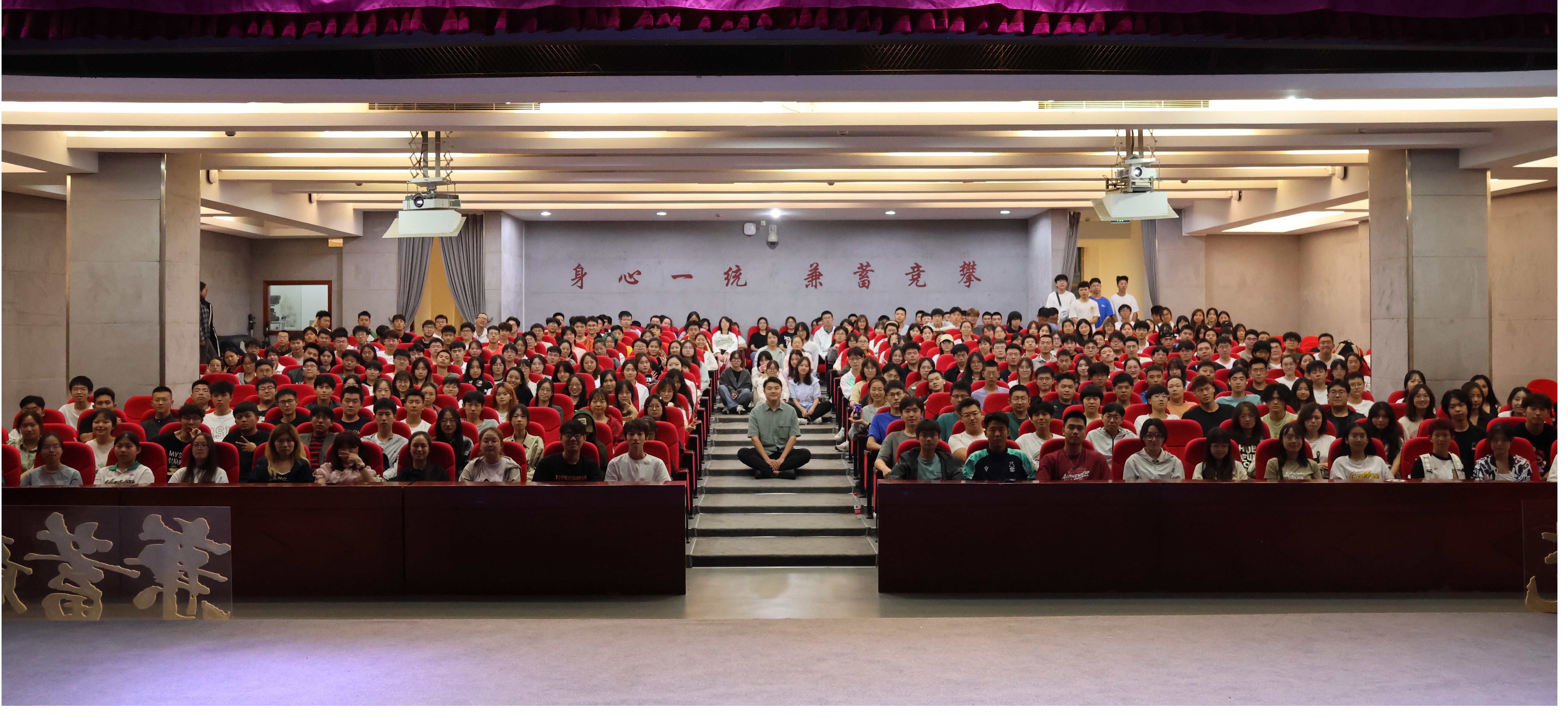 ok1133诸侯快讯网2023级本科新生入学教育大会合影
